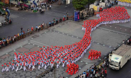3000名女生身穿奥黛游行 庆祝胡志明市奥黛节 ảnh 2 3000名女生身穿奥黛游行 庆祝胡志明市奥黛节 ảnh 2
