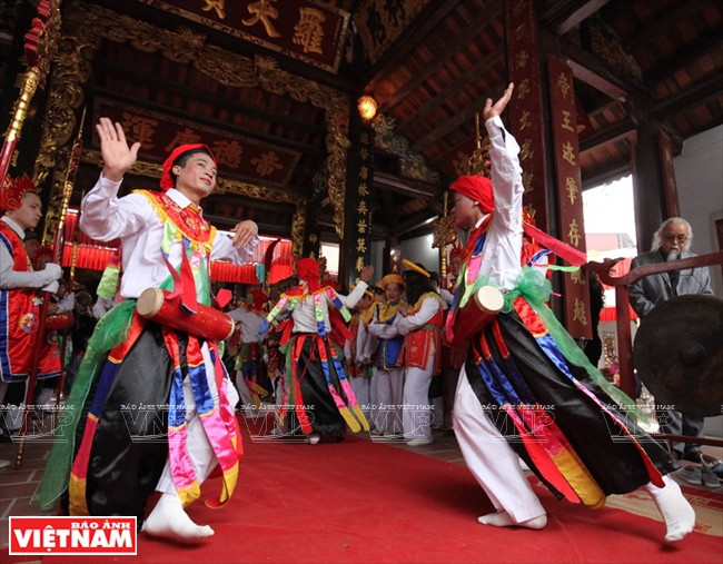 河内清池县朝曲村的传统艺术——蓬舞 ảnh 7