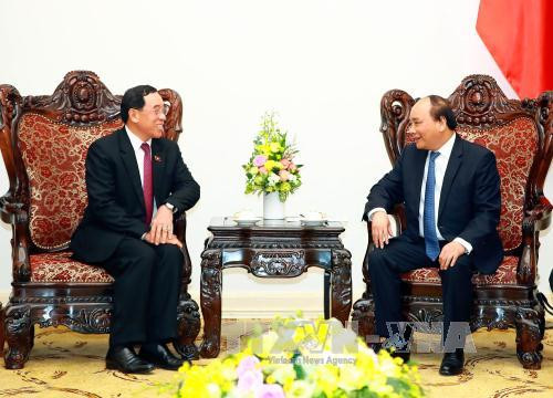 越南政府总理阮春福会见老挝公共工程与运输部长 ảnh 1 越南政府总理阮春福会见老挝公共工程与运输部长 ảnh 1