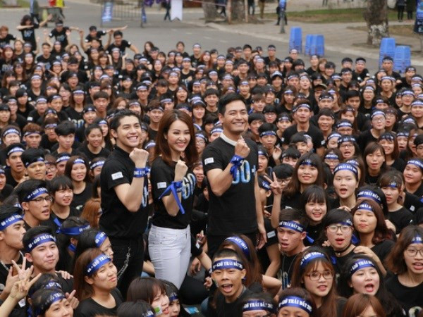 越南“地球一小时”活动传递关于“关灯开启未来”的信息 ảnh 1 越南“地球一小时”活动传递关于“关灯开启未来”的信息 ảnh 1