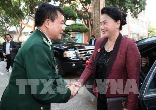 越南国会主席阮氏金银走访边防部队司令部 ảnh 1