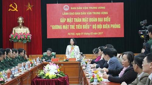 越共中央民运部部长张氏梅会见边防部队模范年轻代表 ảnh 1 越共中央民运部部长张氏梅会见边防部队模范年轻代表 ảnh 1