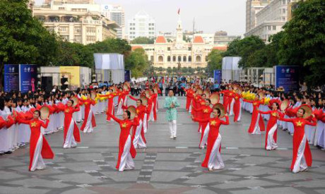 3000名女生身穿奥黛游行 庆祝胡志明市奥黛节 ảnh 4 3000名女生身穿奥黛游行 庆祝胡志明市奥黛节 ảnh 4