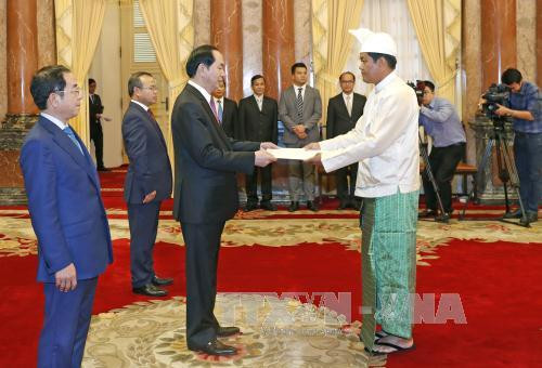 越南国家主席陈大光接受六国大使递交的国书 ảnh 4 越南国家主席陈大光接受六国大使递交的国书 ảnh 4