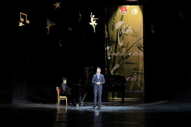 “火红的青春”文艺演出活动在莫斯科举行 ảnh 1