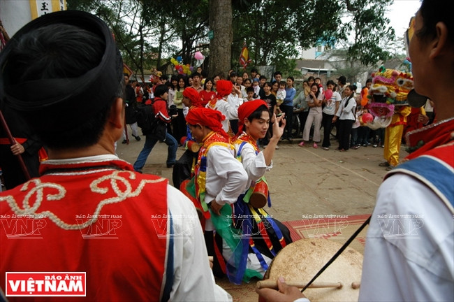 河内清池县朝曲村的传统艺术——蓬舞 ảnh 16