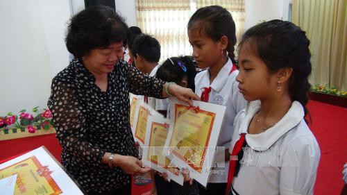 薄辽省数十名困难渔民子女获得“为亲爱的黄沙和长沙”励志助学金 ảnh 1 薄辽省数十名困难渔民子女获得“为亲爱的黄沙和长沙”励志助学金 ảnh 1