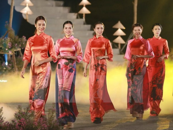 2017胡志明市奥黛节热闹上演 ảnh 1