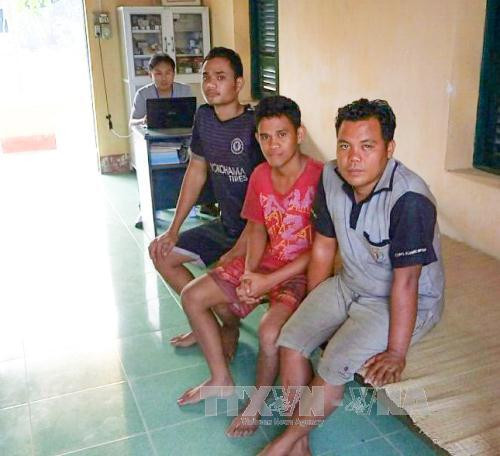 朔庄省边防部队成功营救3名海上遇险印尼船员 ảnh 1