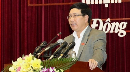 越共中央书记处常务书记丁世兄接触和平省选民 ảnh 2 越共中央书记处常务书记丁世兄接触和平省选民 ảnh 2