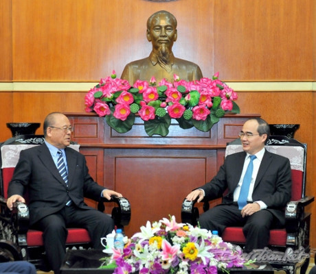 越南祖国阵线中央委员会主席阮善仁会见日越友好议员联盟特别顾问 ảnh 1