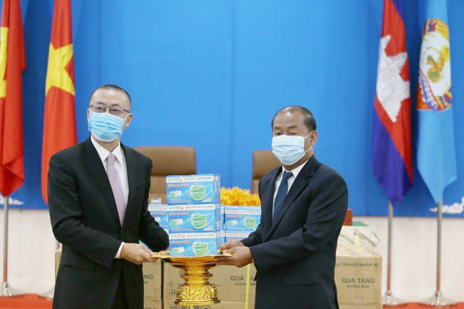  越共中央对外部向柬埔寨人民党捐赠3万只防疫口罩 ảnh 1