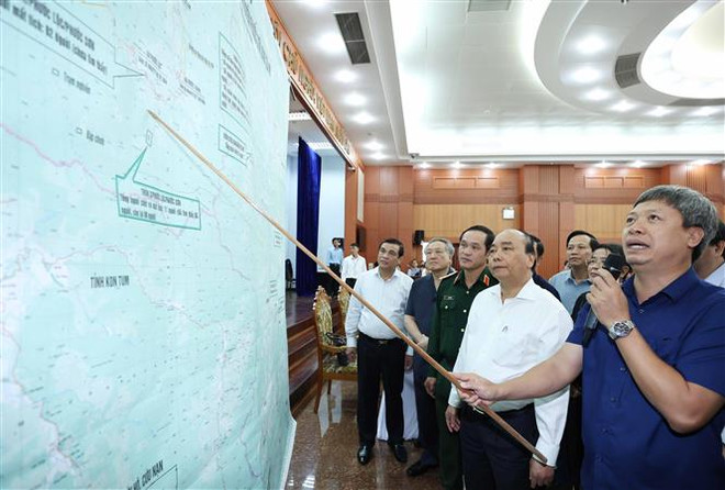 政府总理阮春福视察第9号台风的灾后重建情况 ảnh 2 政府总理阮春福视察第9号台风的灾后重建情况 ảnh 2