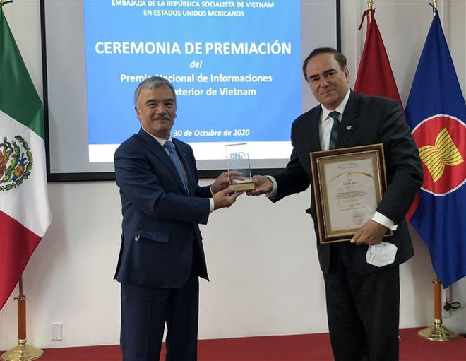 两名墨西哥作者荣获2020年越南全国对外新闻奖 ảnh 1