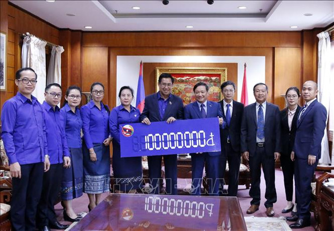 老挝青年携手帮助越南中部灾民开展灾后重建工作 ảnh 1 老挝青年携手帮助越南中部灾民开展灾后重建工作 ảnh 1