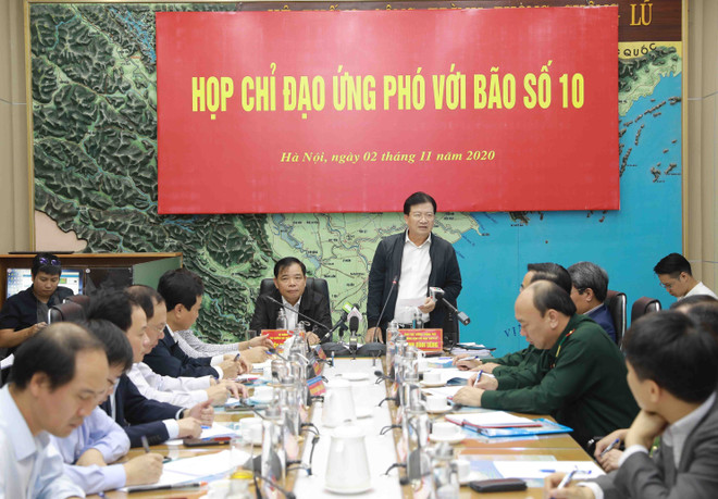 政府副总理郑廷勇：渔船在第10号台风登陆之前要返港避风或驶入安全水域 转移撤离危险区域居民 ảnh 1