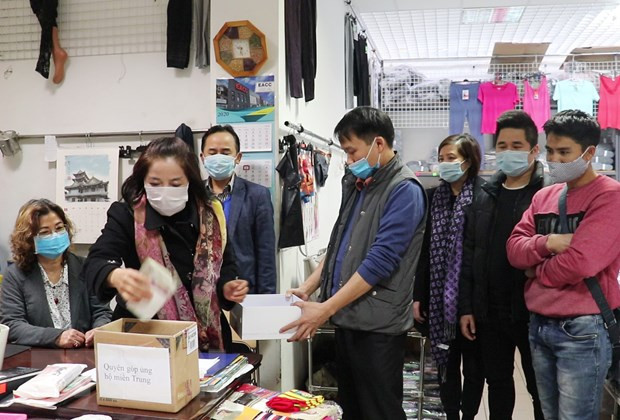 旅居东欧越南人向中部受灾群众捐款献爱心 ảnh 1 旅居东欧越南人向中部受灾群众捐款献爱心 ảnh 1