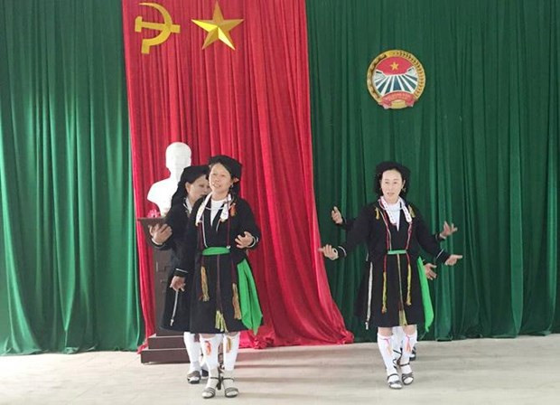 永福省山由族民歌颂姑荣获国家级非物质文化遗产证书 ảnh 1