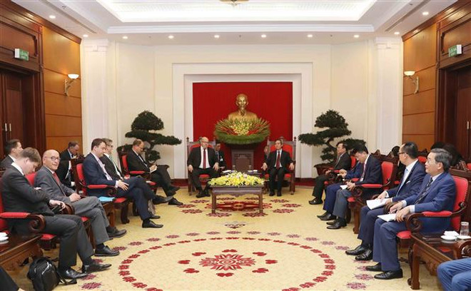 越共中央经济部部长阮文平会见德国联邦经济和能源部长阿尔特迈尔 ảnh 1 越共中央经济部部长阮文平会见德国联邦经济和能源部长阿尔特迈尔 ảnh 1