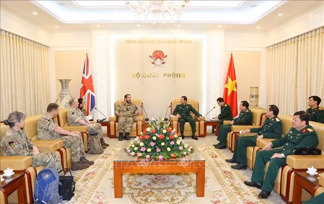 越南与英国加强维和部队的军医合作 ảnh 2