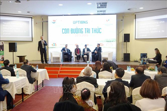 为旅捷越南人青年大学生未来的发展指明方向 ảnh 1 为旅捷越南人青年大学生未来的发展指明方向 ảnh 1