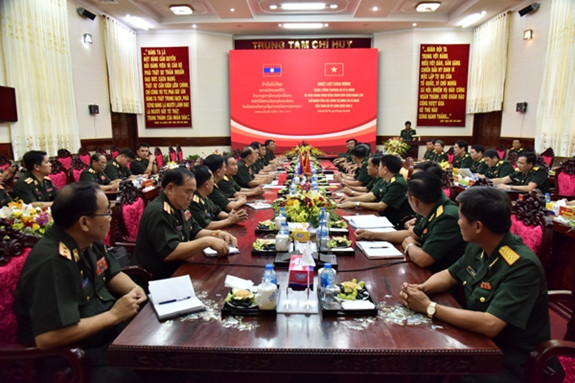 老挝人民军高级政治干部代表团探访越南第九军区 ảnh 2 老挝人民军高级政治干部代表团探访越南第九军区 ảnh 2
