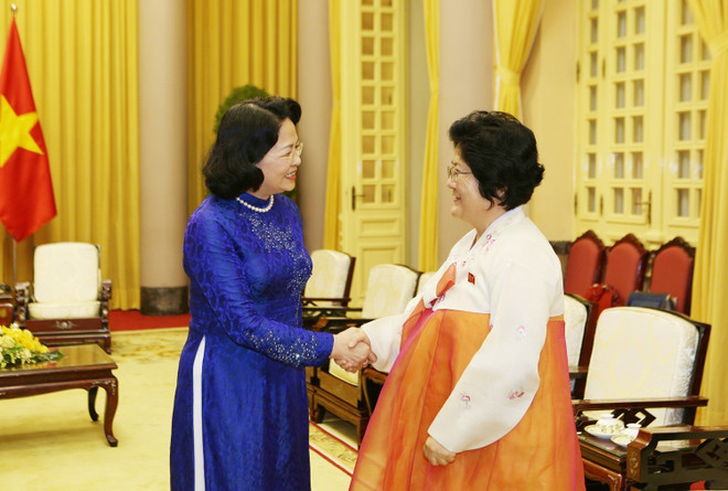 越南国家副主席邓氏玉盛会见朝鲜越南友好协会代表团 ảnh 2 越南国家副主席邓氏玉盛会见朝鲜越南友好协会代表团 ảnh 2
