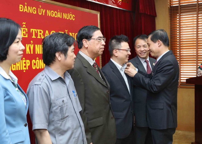 海外党建工作对祖国建设和保卫事业作出有效贡献 ảnh 3 海外党建工作对祖国建设和保卫事业作出有效贡献 ảnh 3