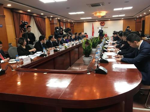 陈俊英与广西壮族自治区党委书记鹿心社举行会谈 ảnh 1