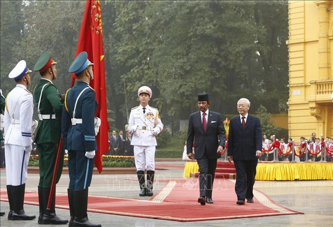 阮富仲主持仪式欢迎文莱苏丹哈桑纳尔·博尔基亚访问 ảnh 2 阮富仲主持仪式欢迎文莱苏丹哈桑纳尔·博尔基亚访问 ảnh 2