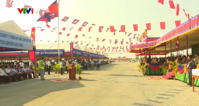 由中国援建的柬埔寨首条高速公路22日动工兴建 ảnh 1