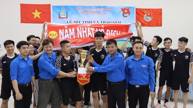 胡志明共青团成立88周年纪念集会在老挝举行 ảnh 1