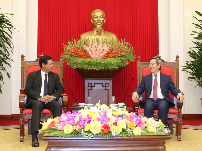 越共中央经济部部长阮文平会见老挝国家经济研究院工作代表团 ảnh 1