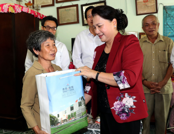 阮氏金银出席永隆省“祖国记功”证书授证仪式 ảnh 2