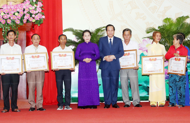 阮氏金银出席永隆省“祖国记功”证书授证仪式 ảnh 1