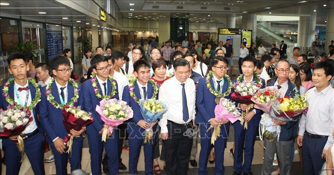 越南学生代表团从国际奥林匹克数学竞赛凯旋而归 ảnh 1 越南学生代表团从国际奥林匹克数学竞赛凯旋而归 ảnh 1