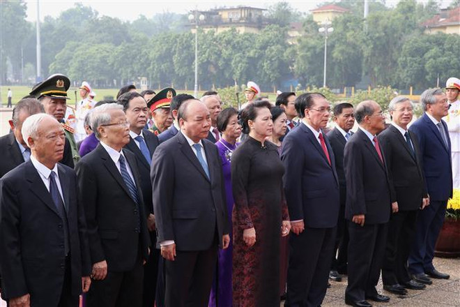 越南党和国家领导人向英雄烈士敬献花圈 ảnh 4 越南党和国家领导人向英雄烈士敬献花圈 ảnh 4