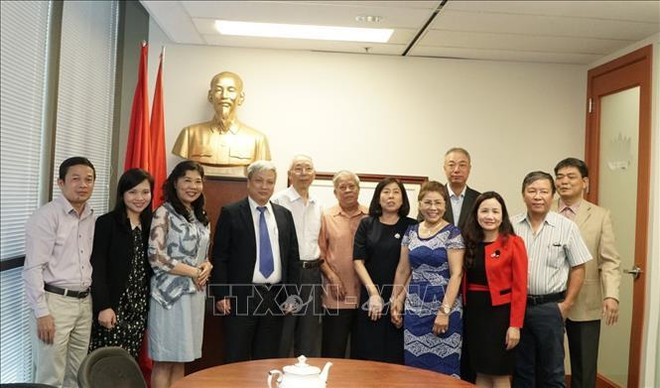 越南《共产主义杂志》干部代表团访问加拿大 ảnh 1