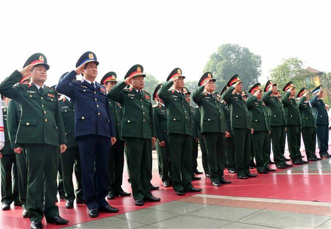 越南党和国家领导人向英雄烈士敬献花圈 ảnh 5 越南党和国家领导人向英雄烈士敬献花圈 ảnh 5