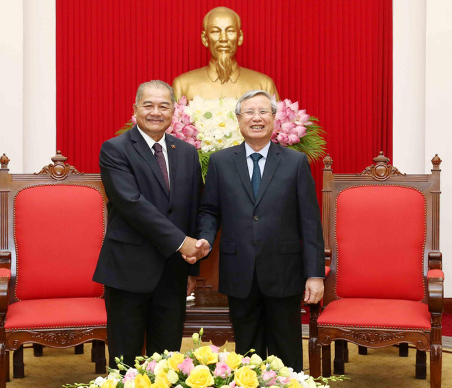 越共书记处常务书记陈国旺会见老挝人民革命党代表团 ảnh 1 越共书记处常务书记陈国旺会见老挝人民革命党代表团 ảnh 1