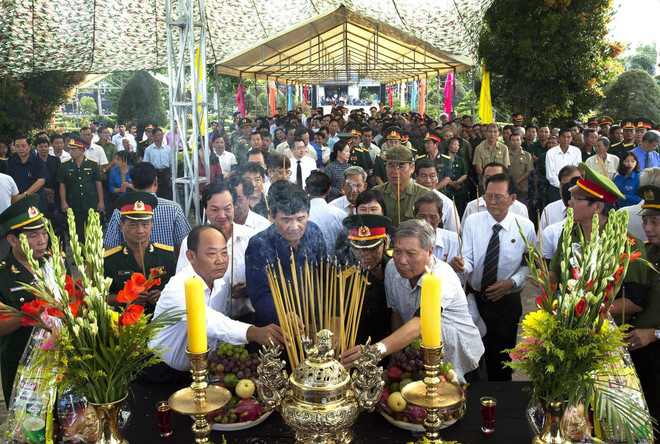 7·27伤残军人及烈士日:在柬牺牲越南烈士遗骸追掉会及安葬仪式在坚江省举行 ảnh 3 7·27伤残军人及烈士日:在柬牺牲越南烈士遗骸追掉会及安葬仪式在坚江省举行 ảnh 3