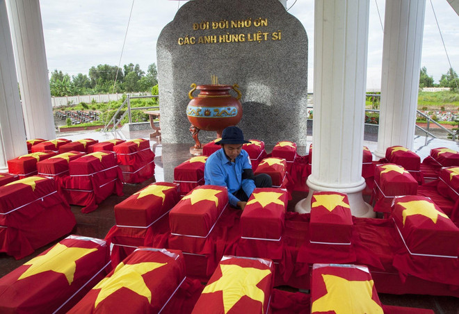 7·27伤残军人及烈士日:在柬牺牲越南烈士遗骸追掉会及安葬仪式在坚江省举行 ảnh 1 7·27伤残军人及烈士日:在柬牺牲越南烈士遗骸追掉会及安葬仪式在坚江省举行 ảnh 1