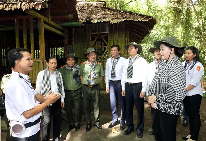 阮氏金银出席越南英雄烈士追悼会和安葬仪式 ảnh 2 阮氏金银出席越南英雄烈士追悼会和安葬仪式 ảnh 2