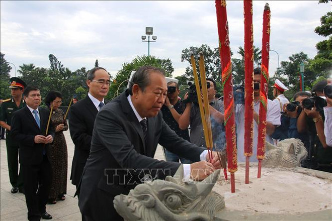 胡志明市领导上香缅怀英雄烈士 ảnh 1 胡志明市领导上香缅怀英雄烈士 ảnh 1