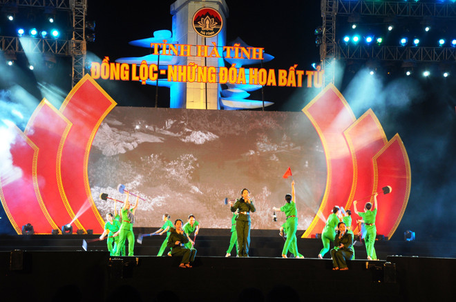 河静省举行“同禄-不朽之花”文艺晚会 ảnh 2 河静省举行“同禄-不朽之花”文艺晚会 ảnh 2