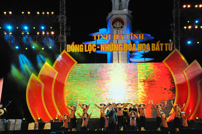 河静省举行“同禄-不朽之花”文艺晚会 ảnh 1 河静省举行“同禄-不朽之花”文艺晚会 ảnh 1