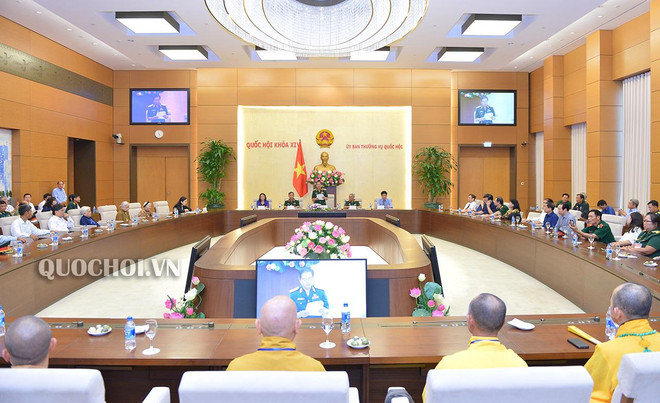 国会副主席杜伯巳会见越南英雄母亲、烈士家属和革命老战士代表团 ảnh 1 国会副主席杜伯巳会见越南英雄母亲、烈士家属和革命老战士代表团 ảnh 1