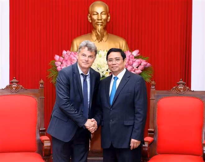 越共中央组织部部长范明正会见法国共产党全国书记法比安鲁塞尔 ảnh 1 越共中央组织部部长范明正会见法国共产党全国书记法比安鲁塞尔 ảnh 1