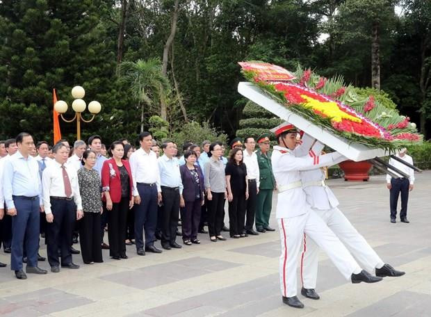 国会主席阮氏金银上香缅怀胡志明市英雄烈士 ảnh 1 国会主席阮氏金银上香缅怀胡志明市英雄烈士 ảnh 1