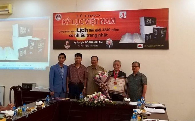 《世界日历3240年》一书获页数最多书籍越南纪录证书 ảnh 2 《世界日历3240年》一书获页数最多书籍越南纪录证书 ảnh 2